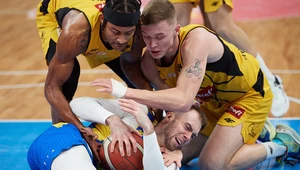 Koszykarze Trefla Sopot (żółte stroje) wyraźnie pokonali Suzuki Arkę Gdynia w koszykarskich derbach Trójmiasta