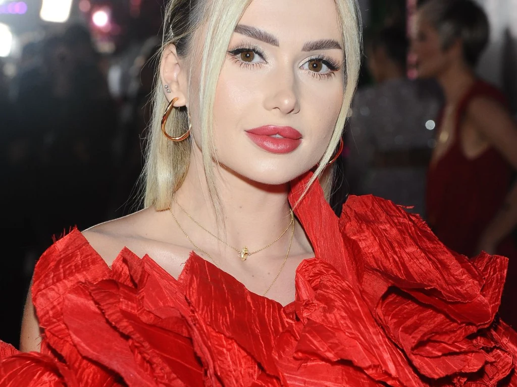 Wersow pozuje w kawałku materiału!