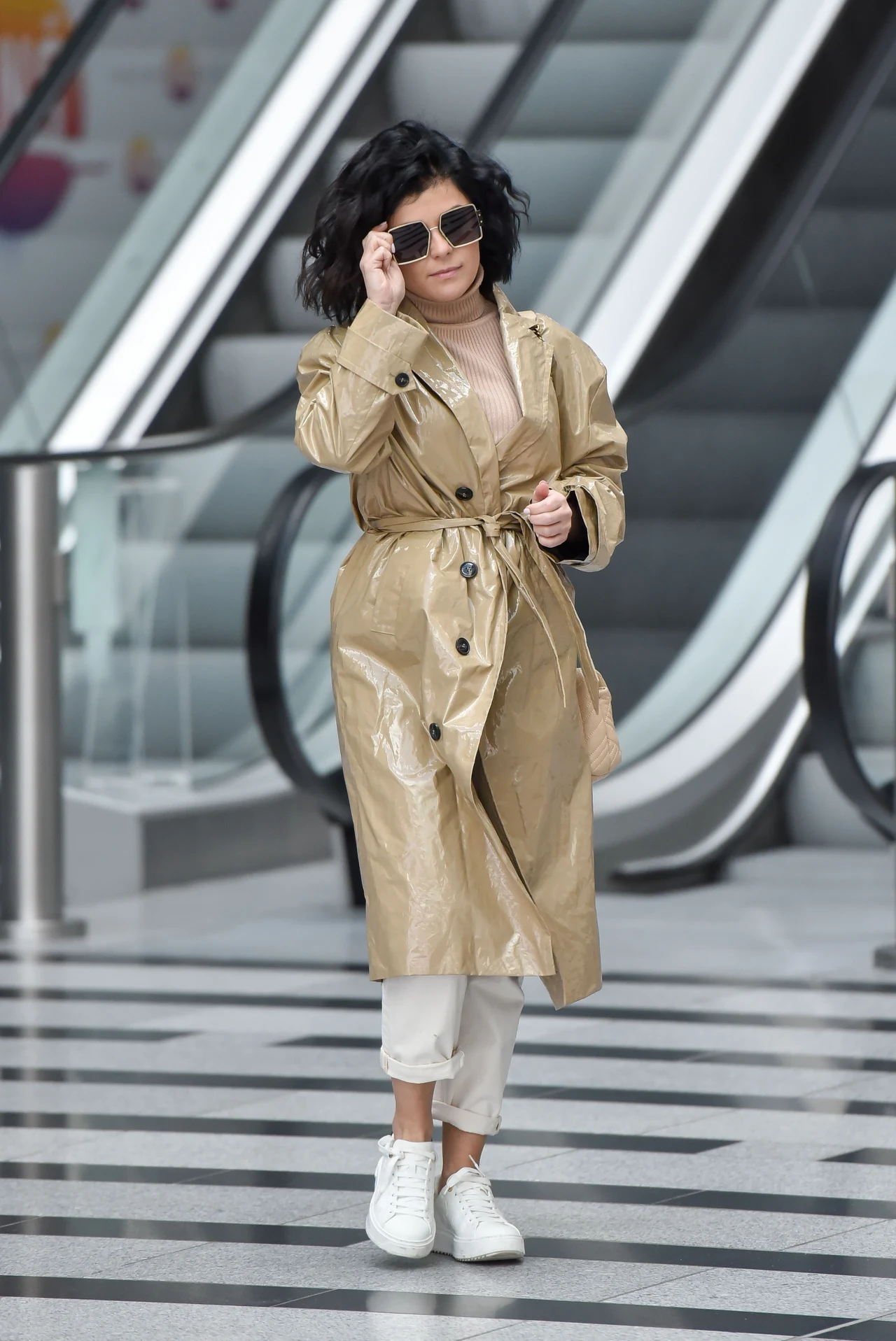 Katarzyna Cichopek zawinięta jak cukierek wychodzi SAMA z TVP