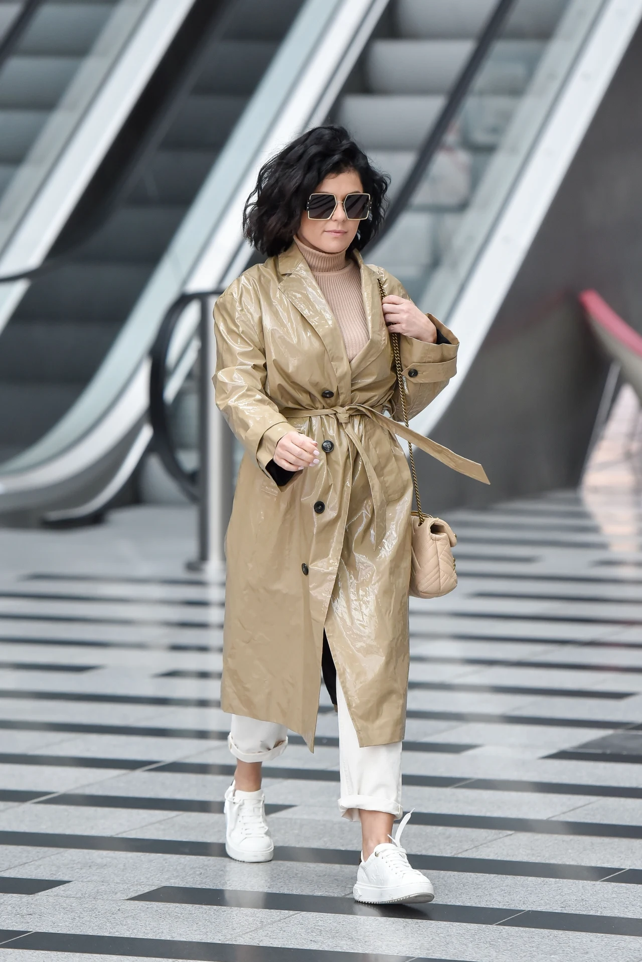 Katarzyna Cichopek zawinięta jak cukierek wychodzi SAMA z TVP