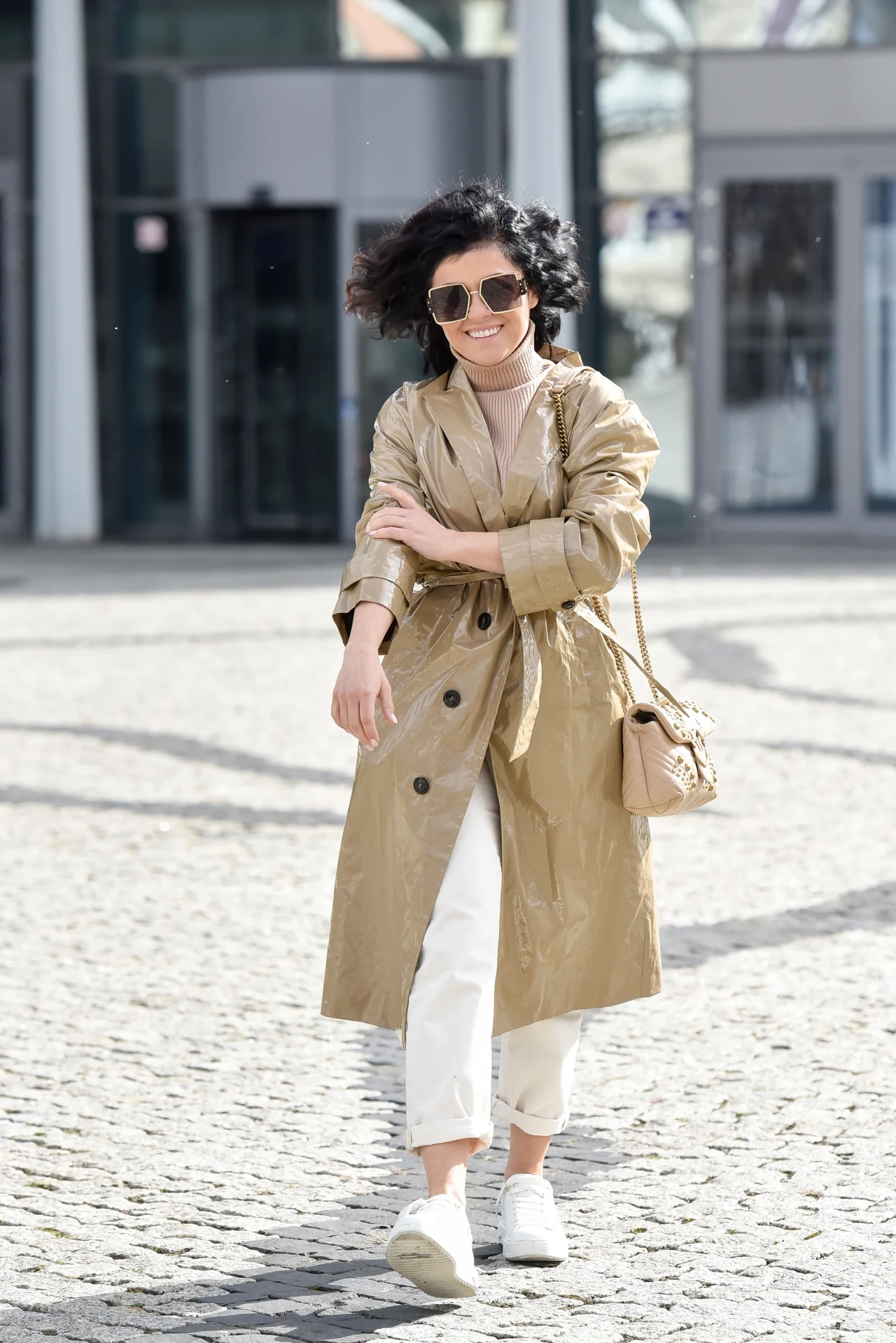 Katarzyna Cichopek zawinięta jak cukierek wychodzi SAMA z TVP