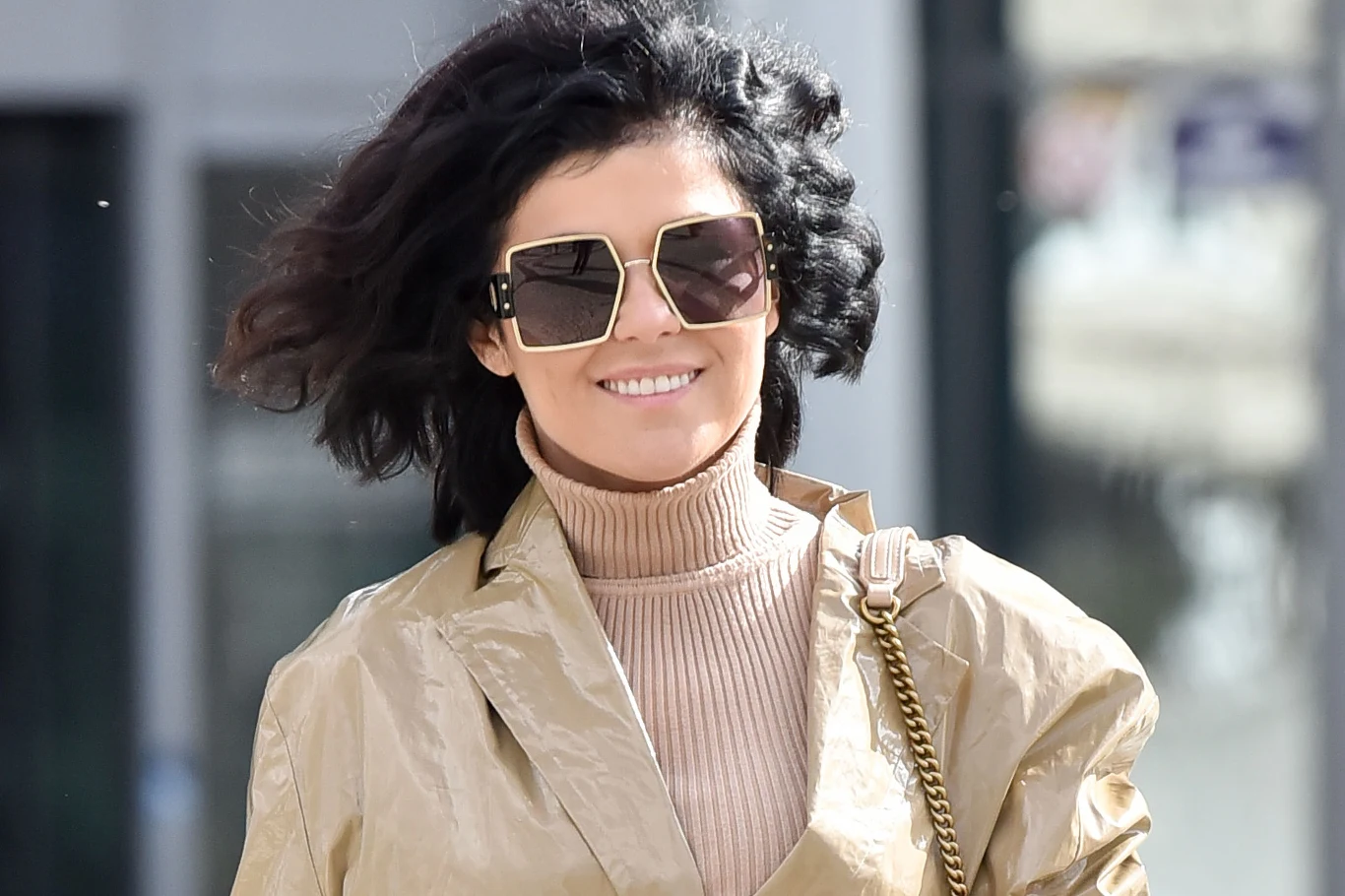 Katarzyna Cichopek zawinięta jak cukierek wychodzi SAMA z TVP