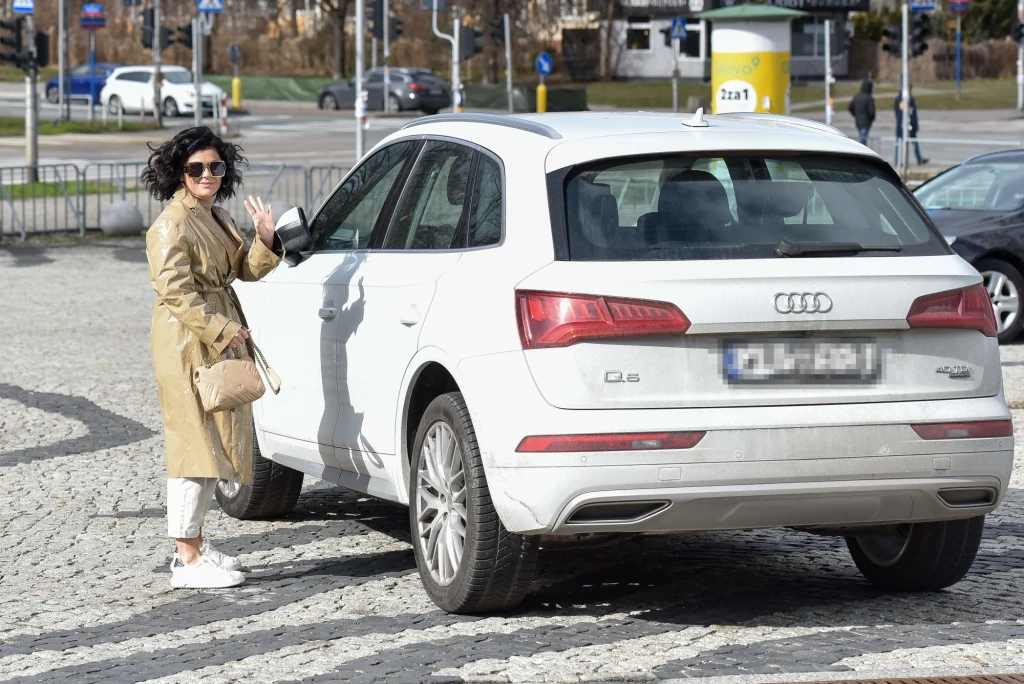 Katarzyna Cichopek zawinięta jak cukierek wychodzi SAMA z TVP