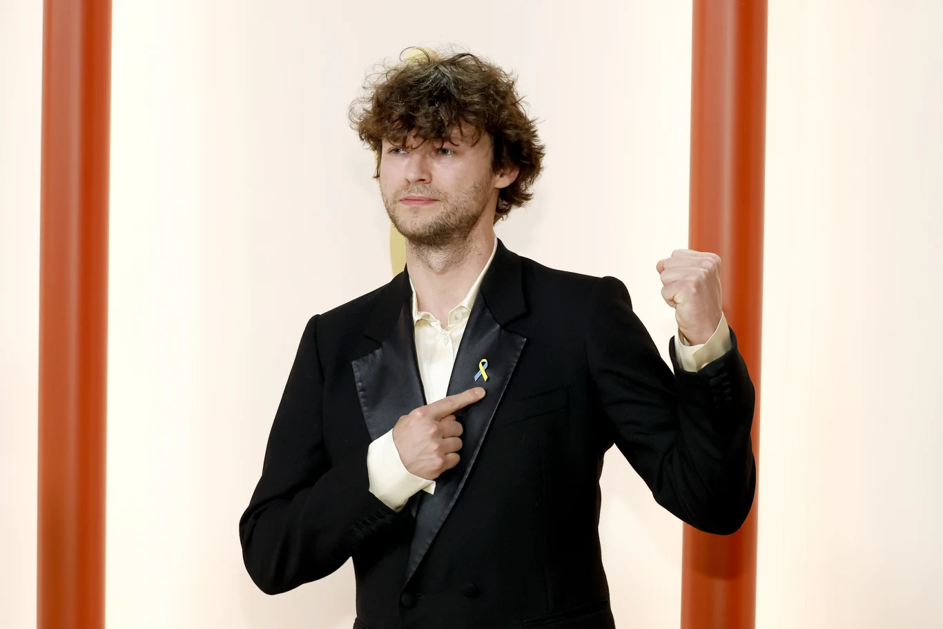 Mateusz Kościukiewicz na szampańskim dywanie zwrócił uwagę na symbol w kolorach flagi Ukrainy. 