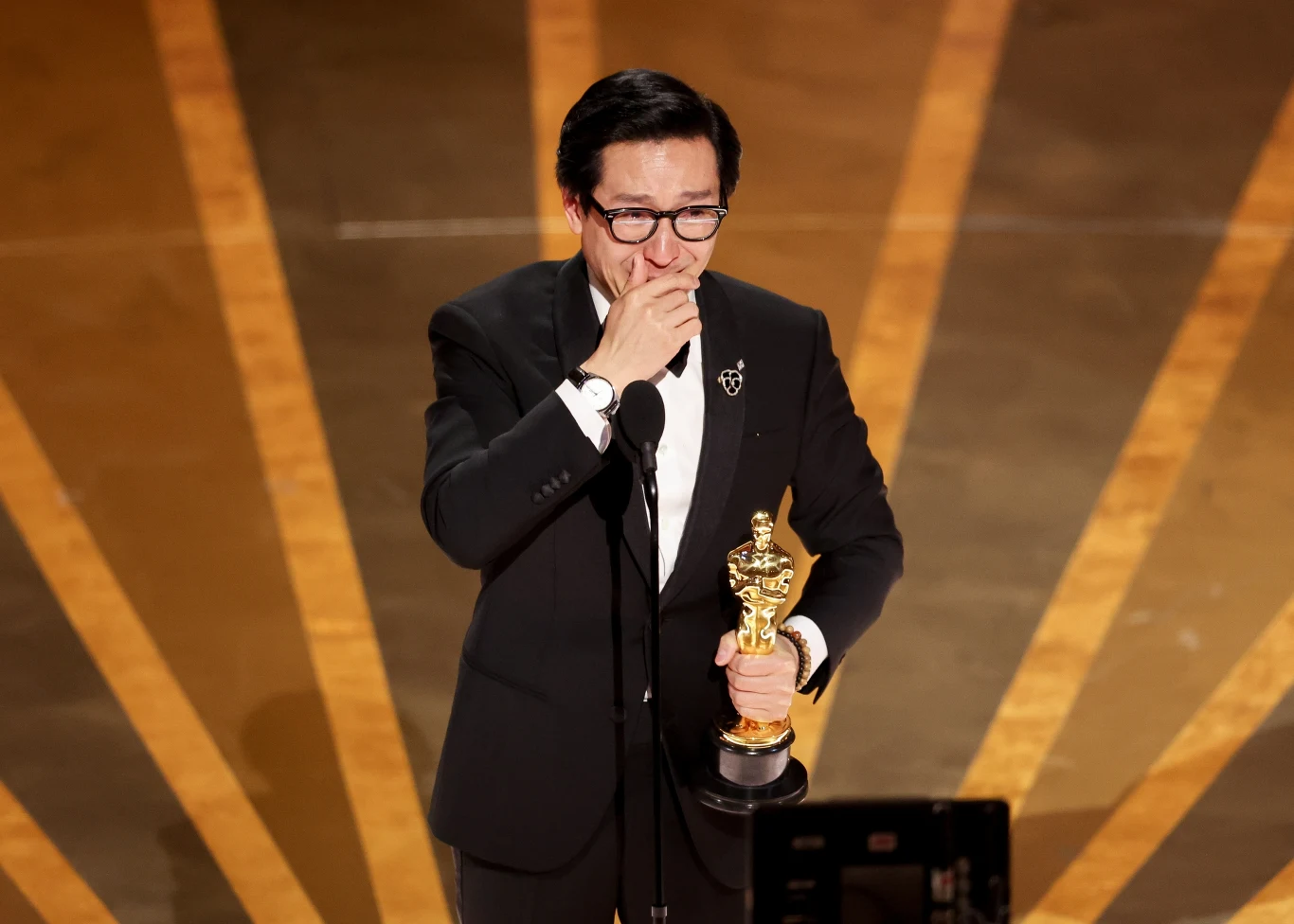 Oscar w kategorii najlepszy aktor drugoplanowy trafił do rąk Ke Huya Quana. To pierwsza statuetka w karierze azjatyckiego aktora, który nie potrafił powstrzymać łez wzruszenia. "Moja mama ma 84 lata i właśnie ogląda mnie w domu. Mamo, właśnie wygrałem Oscara" - powiedział Quan. Laureat Oscara podkreślił, że do USA przybył na łodzi i spędził rok w obozie dla uchodźców. "Mówią, że takie historie wydarzają się tylko w filmach. Mnie przytrafiła się naprawdę. To mój Amerykański Sen (...) Pamiętajcie, żeby wierzyć w swoje marzenia" - powiedział laureat. 