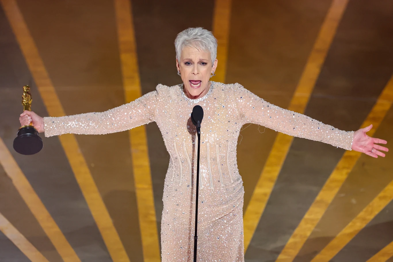 Statuetka w kategorii najlepsza aktorka drugoplanowa powędrowała do Jamie Lee Curtis, dla której jest to pierwszy Oscar w karierze. "Wygląda, jakbym stała tu sama, ale to nieprawda" - powiedziała wyraźnie wzruszona laureatka, dziękując twórcom filmu "Wszystko wszędzie naraz". "Właśnie zdobyliśmy Oscara. Wygraliśmy go wspólnie" - podkreśliła.