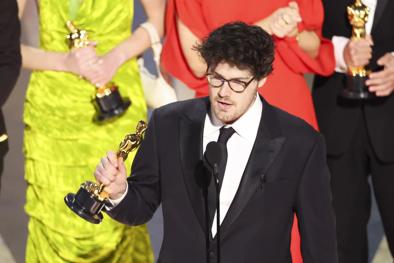Oscar w kategorii najlepszy pełnometrażowy dokument powędrował do Daniel Rohera za film "Nawalny". "Dziękuję całej rodzinie Aleksieja Nawalnego. Dziękujemy za waszą odwagę" - powiedział reżyser, dedykując nagrodę przebywającemu w rosyjskim więzieniu bohaterowi filmu oraz wszystkim więźniom politycznym. 'Aleksieju, marzę o tym, kiedy będziesz wolny i kiedy nasz kraj będzie wolny. Bądź silny" - dodała żona Nawalnego. Na scenie Dolby Theater obecne były także dzieci rosyjskiego opozycjonisty.