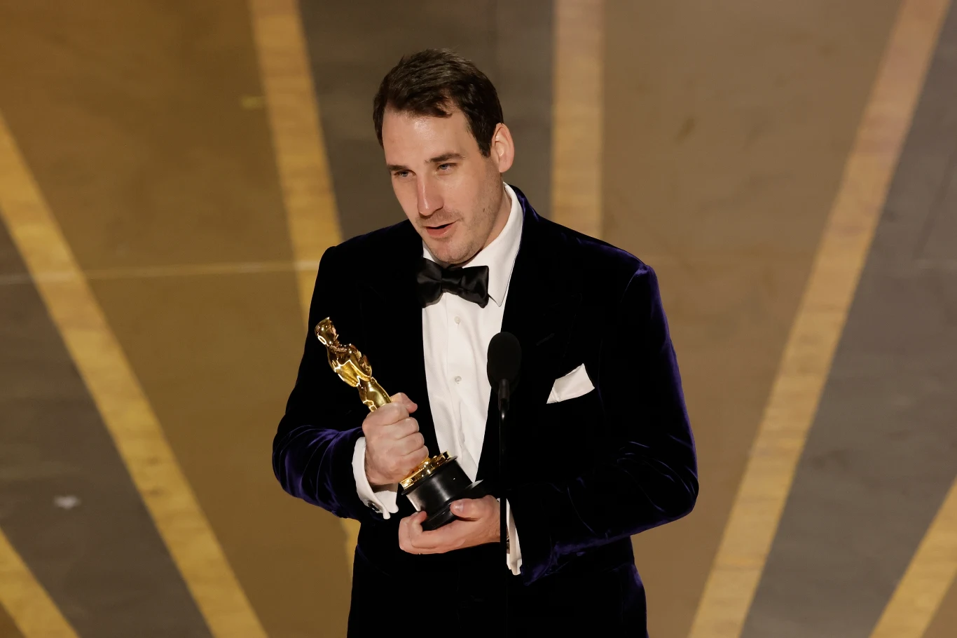 Statuetka w kategorii najlepsze zdjęcia powędrowała do Jamesa Frienda, autora zdjęć do filmu "Na Zachodzie bez zmian".  "Nie mam dziś urodzin, ale czuję się, jakbym miał" - powiedział laureat, całując pozłacaną statuetkę. To pierwsza statuetka dla filmu "Na Zachodzie bez zmian", który otrzymał aż dziewięć nominacji. 