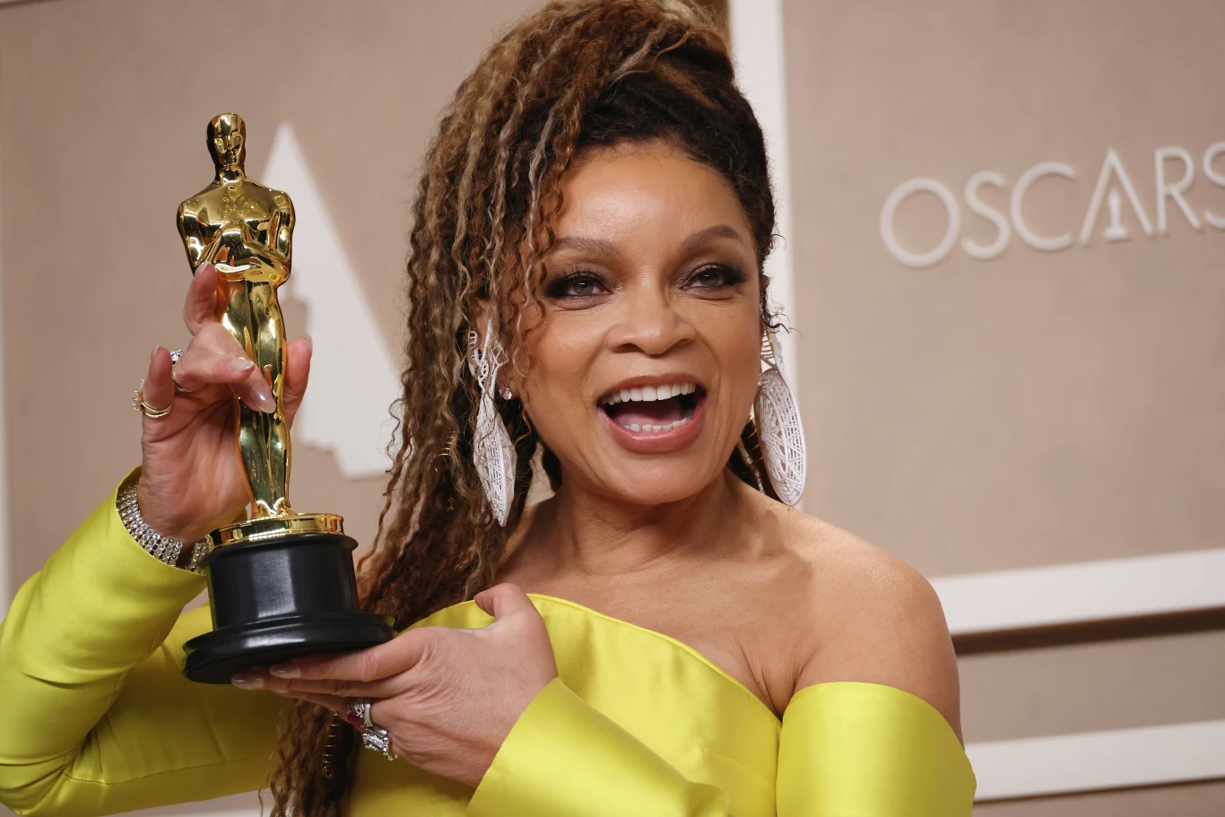 Oscara w kategorii najlepsze kostiumy otrzymała Ruth Carter, projektantka kostiumów do filmu "Czarna Pantera: Wakanda w moim sercu". "Dziękuję Akademii, że doceniła czarna superbohaterkę. (...) Jest każdą kobietą na świecie" - powiedziała laureatka, dedykując nagrodę zmarłej niedawno 101-letniiej mamie: "Chadwick, zaopiekuj się nią" - poprosiła nieżyjącego Chadwicka Bosemana, gwiazdora "Czarnej Pantery". Carter stała się pierwszą czarnoskórą kobietą w historii z dwoma Oscarami.