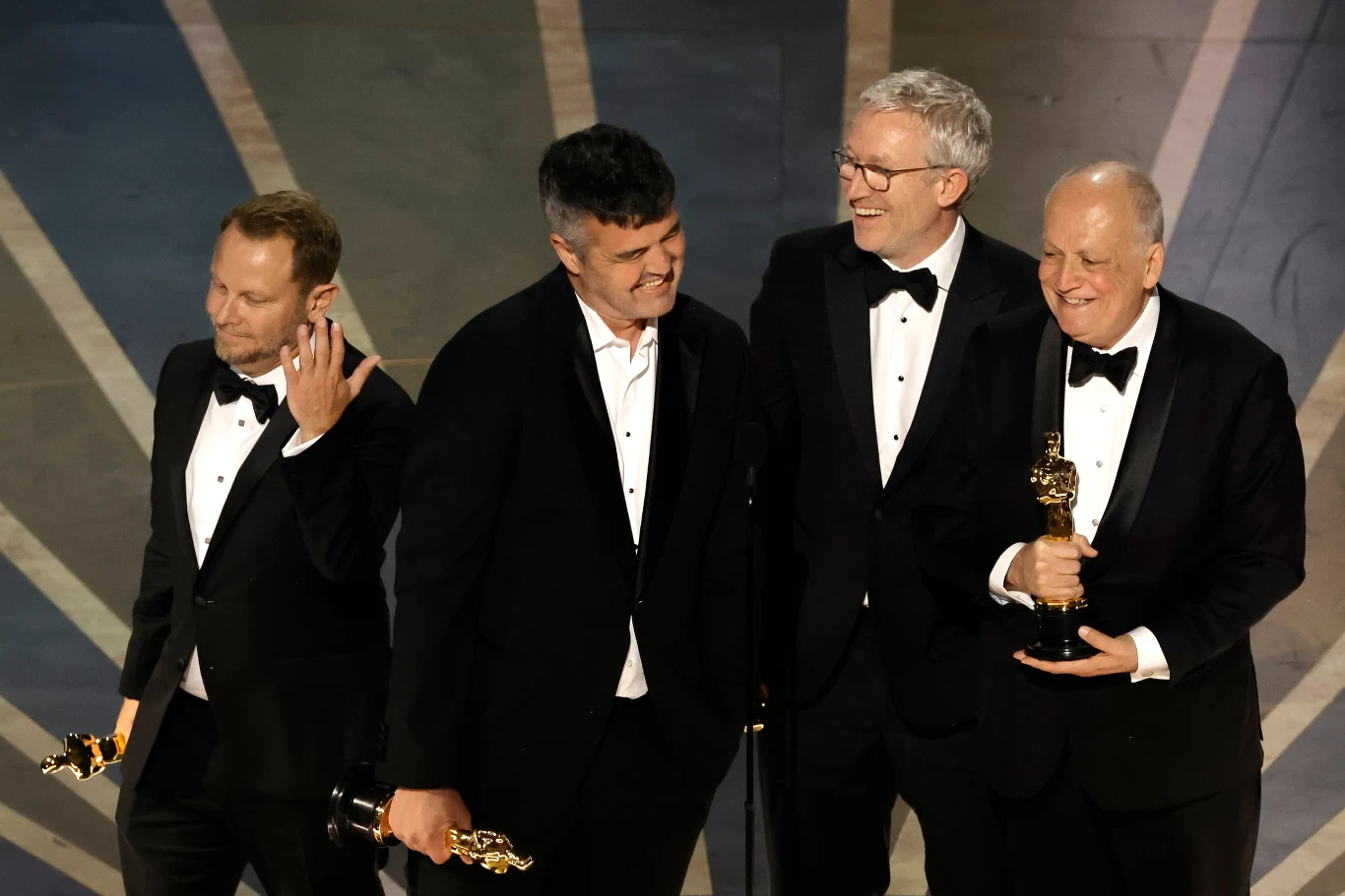 Oscar w kategorii najlepsze efekty wizualne powędrował do twórców filmu "Avatar: Istota wody": Joego Letteriego, Richarda Banehama, Erica Saindona i Daniela Barretta. "Dziękujemy Jamesowi Cameronowi, który odcisnął swoje piętno w każdej scenie tego filmu. Odpowiadamy za efekty wizualne, ale nad tym filmem pracowało 2,5 tysiąca osób" - powiedzieli laureaci.
