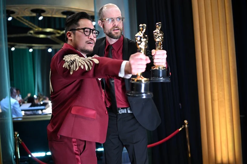 Film "Wszystko wszędzie naraz" Daniela Scheinerta i Daniela Kwana okazał się największym wygranym tegorocznych Oscarów, zdobywając aż siedem statuetek, w tym dla najlepszego filmu.