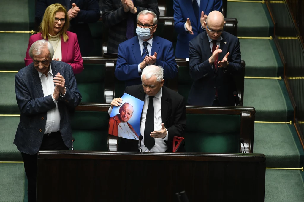 Jarosław Kaczyński z wizerunkiem Jana Pawła II Jarosław Kaczyński z wizerunkiem Jana Pawła II