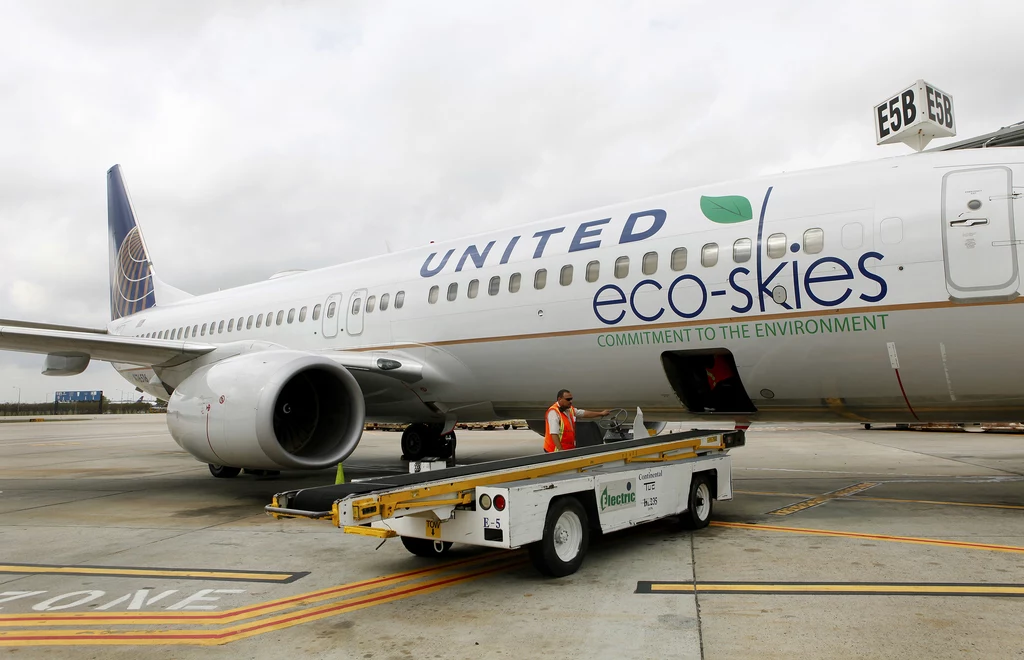 Linie lotnicze na całym świecie zaczynają inwestować w rozwój biopaliw. Szacuje się, że z roku na rok na "zielonym" paliwie będzie latać coraz więcej samolotów