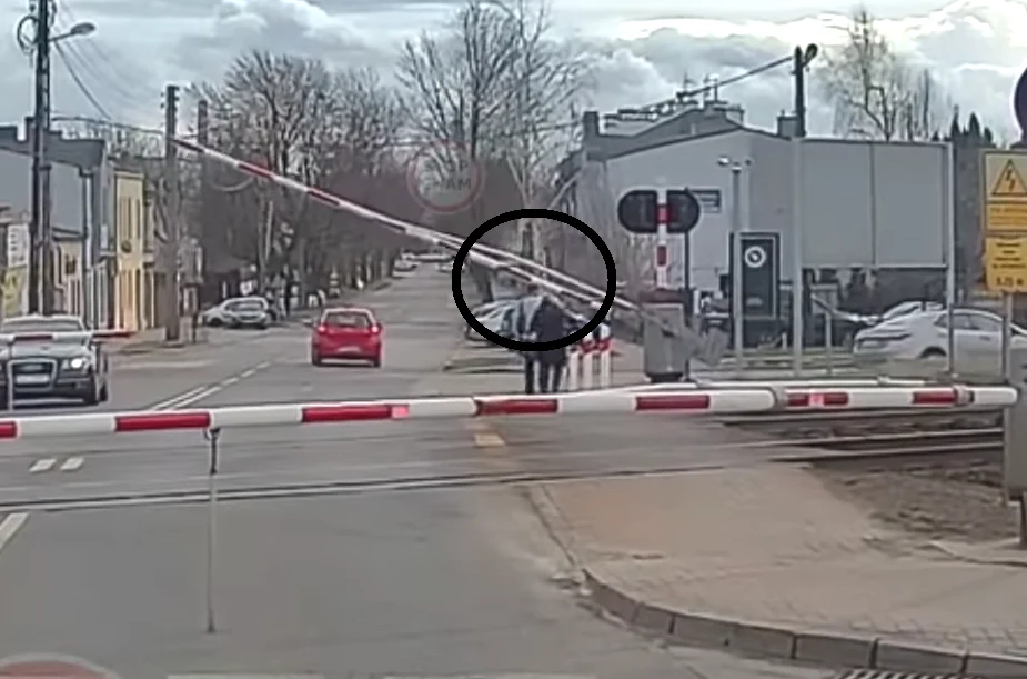 Opuszczająca się zapora uderzyła pieszą w głowę. Opuszczająca się zapora uderzyła pieszą w głowę.