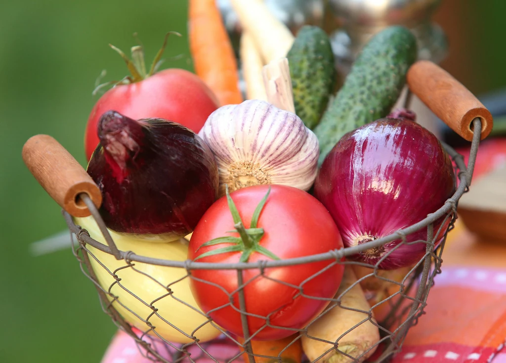 Najchętniej zjadane warzywa na świecie to pomidory, ogórki i cebula. Produkuje się ich najwięcej