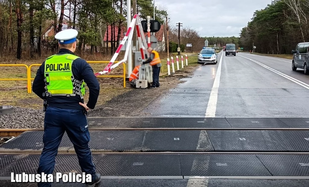 Kierowca ciężarówki wjechał z impetem w opuszczone rogatki na przejeździe kolejowym.