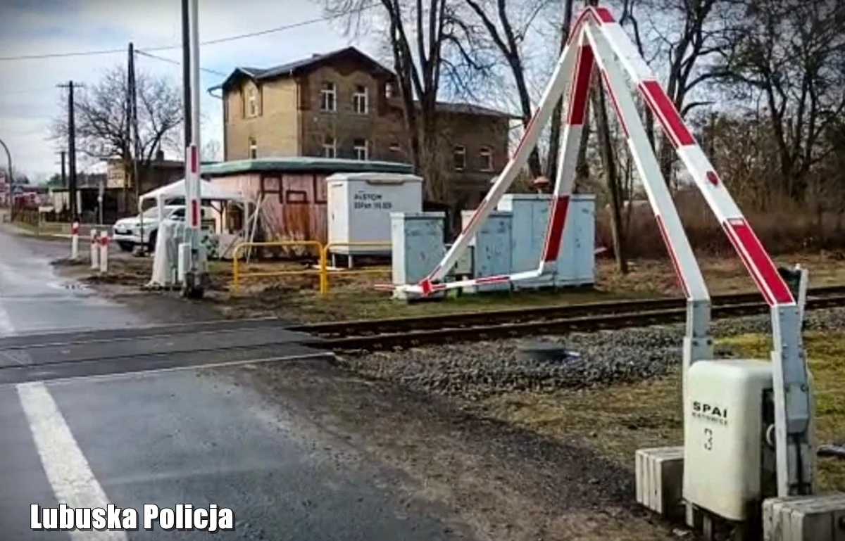 Kierowca ciężarówki z dużym impetem wjechał w zapory. Chwilę później na przejeździe zjawił się pociąg.