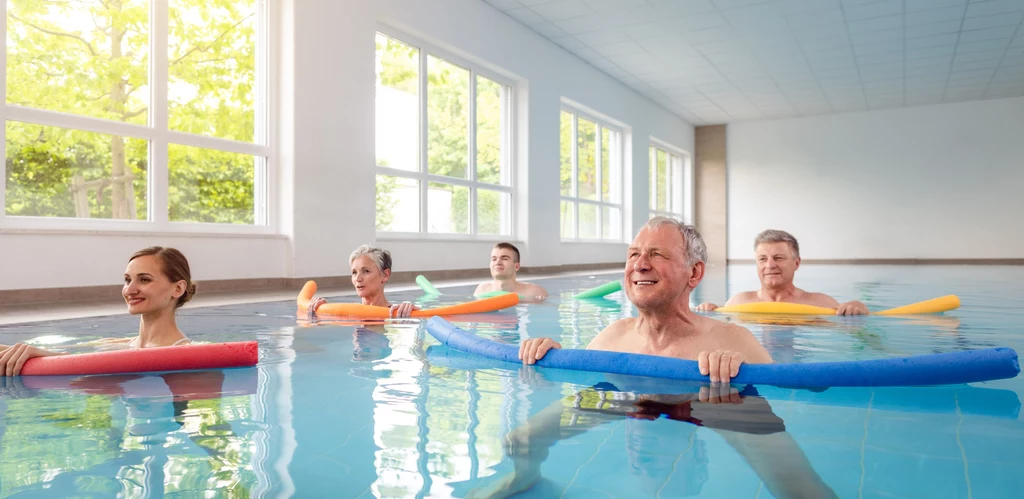 Ćwiczenia na basenie są dla seniorów wręcz rekomendowane. Nie obciążają stawów, a zbawiennie działają na zdrowie