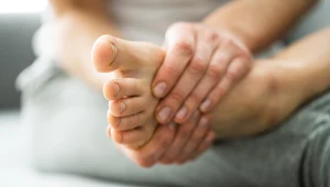 Swędzenie stóp, choć często ma związek z grzybicą, może świadczyć też o innych problemach zdrowotnych
