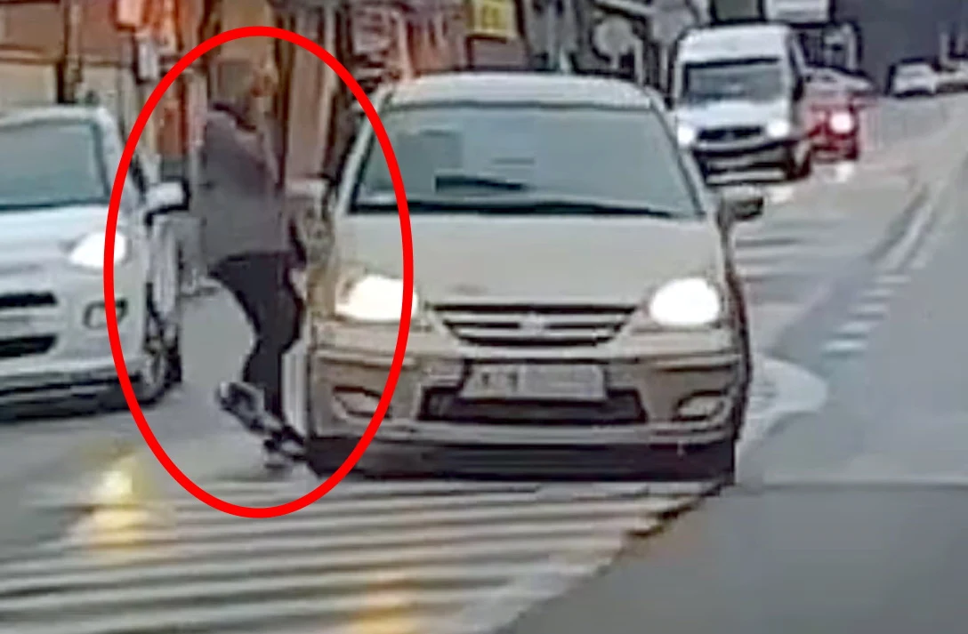 Cała sytuacja mogła skończyć się bardzo źle. A piesza nawet nie przerwała rozmowy przez telefon Cała sytuacja mogła skończyć się bardzo źle. A piesza nawet nie przerwała rozmowy przez telefon
