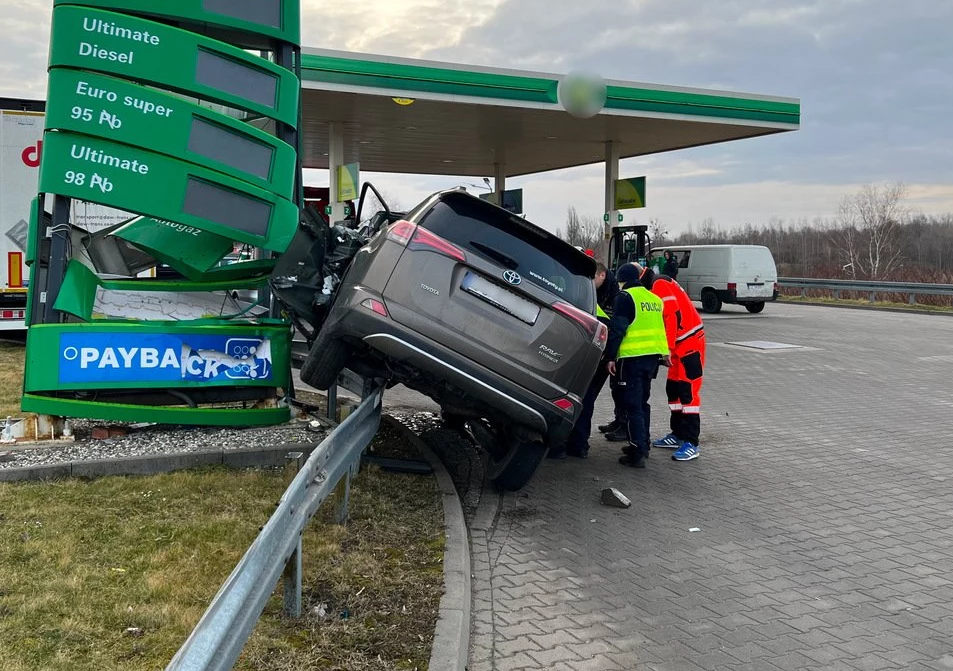 Pijany uciekał przed policją. Zatrzymał się na pylonie stacji paliw