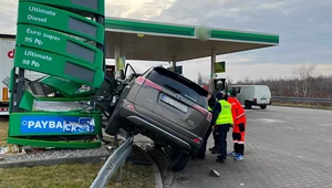 Pijany uciekał przed policją. Zatrzymał go pylon cenowy na stacji paliw