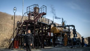 Takayuki Kato, dyrektor generalny Genki UP Tsuchiyu przed elektrownią geotermalną eksploatowaną przez jego firmę Tsuchiyu Onsen