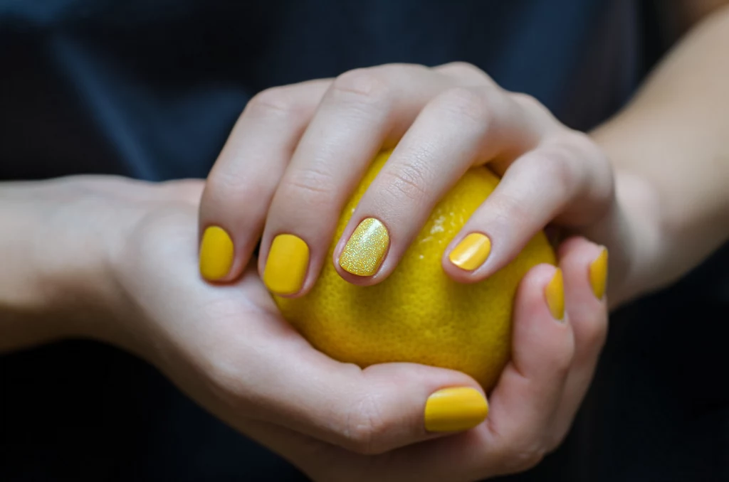 Żółty kolor sprawi, że bardziej widoczne staną się wszelkie przebarwienia na dłoniach