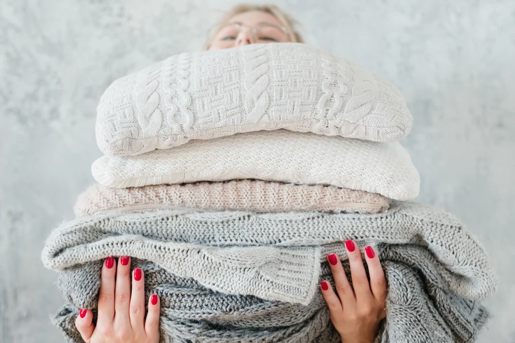 Przez większość marca temperatury nie rozpieszczają, więc ciepłe swetry pozostaw jeszcze w swojej szafie 