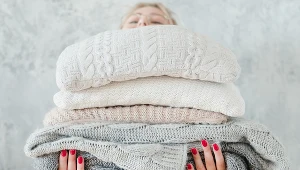 Sfilcowany sweter da się uratować. Wystarczy jeden produkt, który znajdziesz w łazience