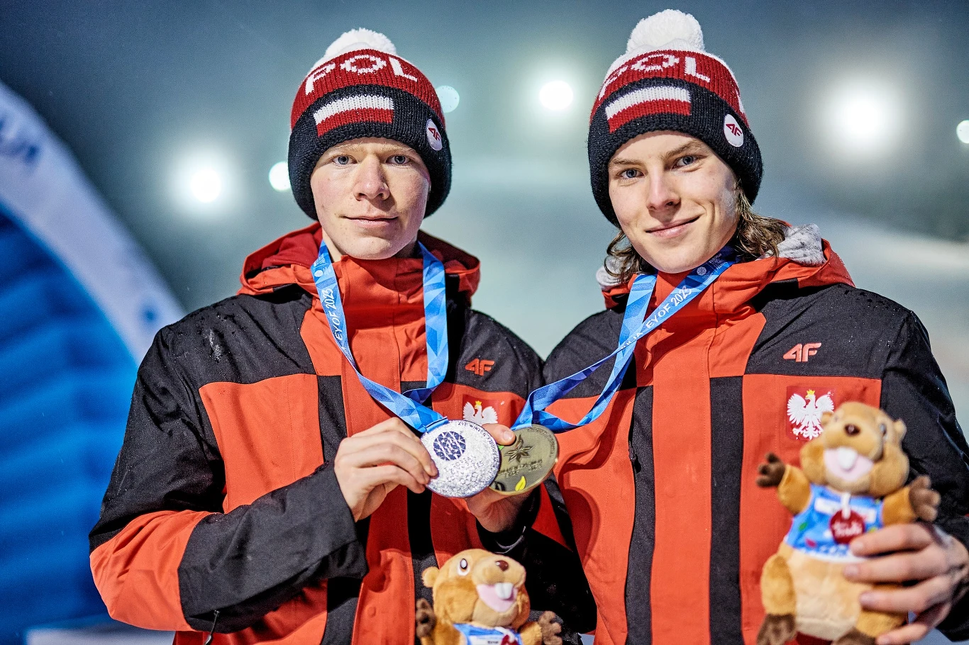 Wiktor Szozda (po prawej) i Klemens Joniak z medalami EYOF 2023