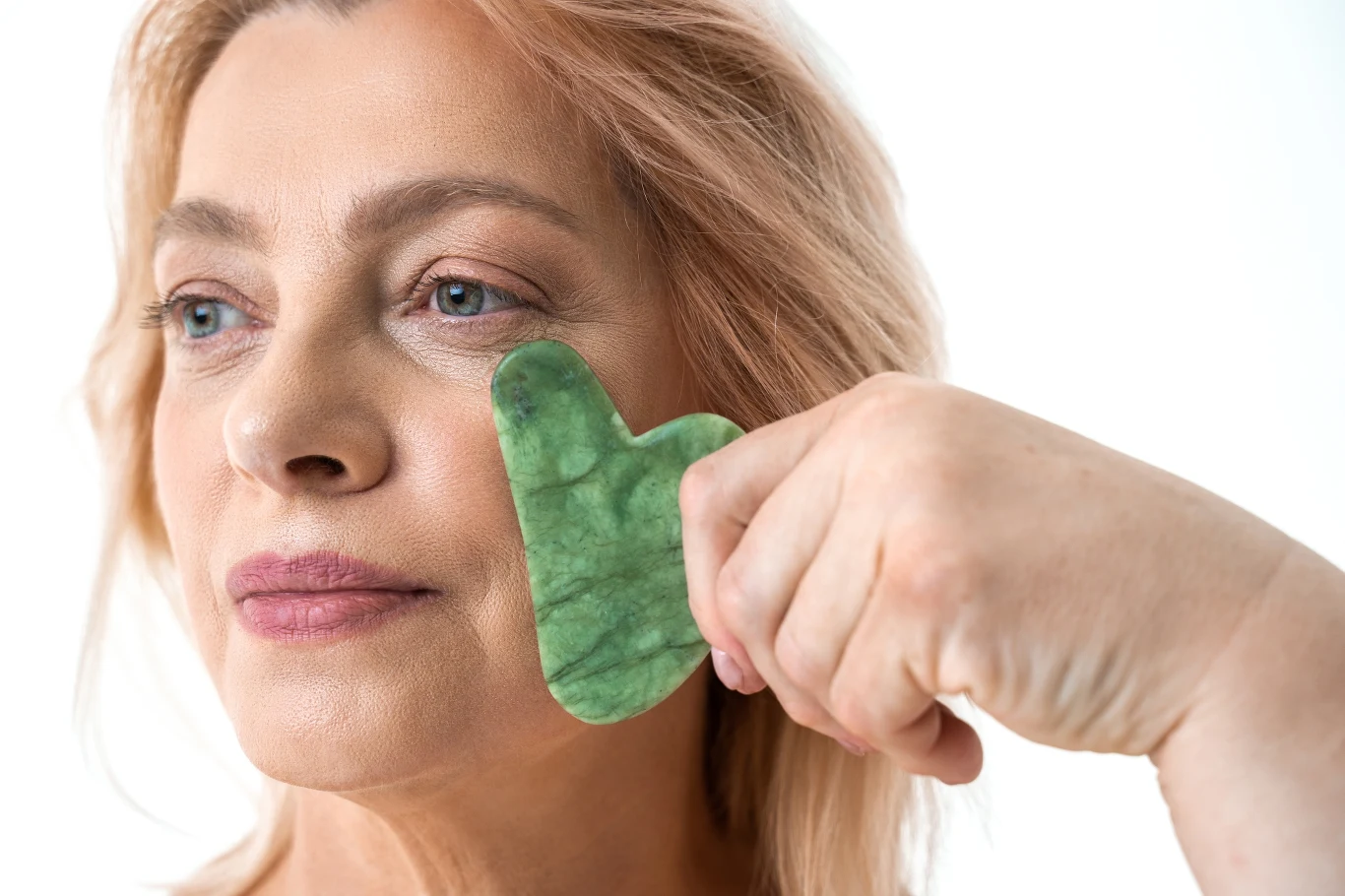 Masaż płytką gua sha staje się coraz bardziej popularny