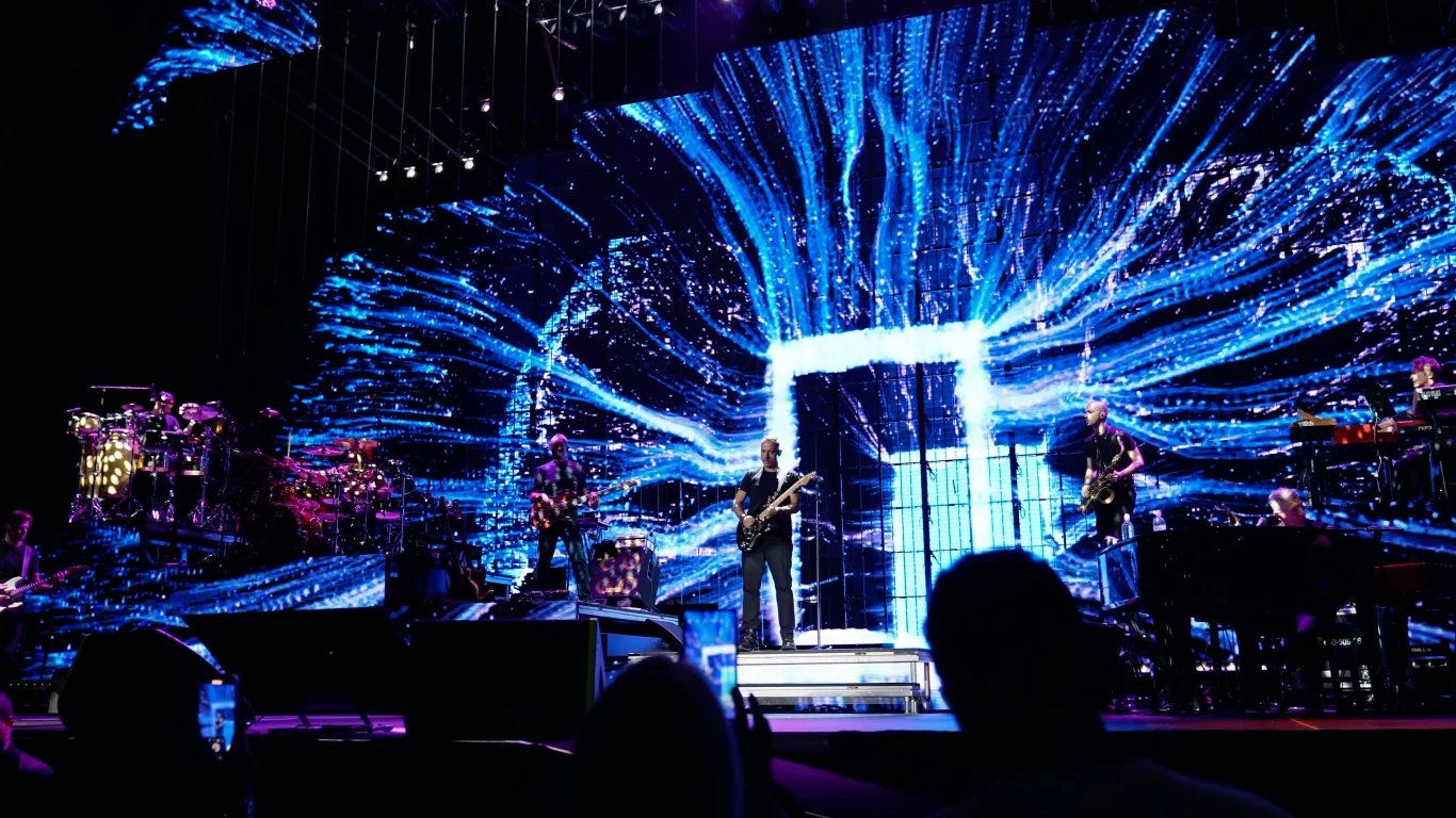 Eros Ramazzotti na scenie z zespołem