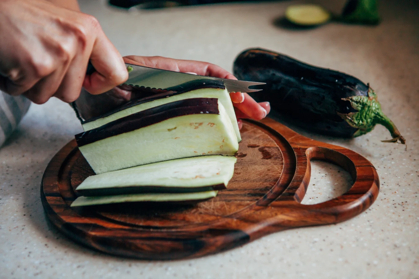 Solenie bakłażana przed poddaniem go obróbce termicznej pomaga pozbyć się gorzkiego posmaku Solenie bakłażana przed poddaniem go obróbce termicznej pomaga pozbyć się gorzkiego posmaku