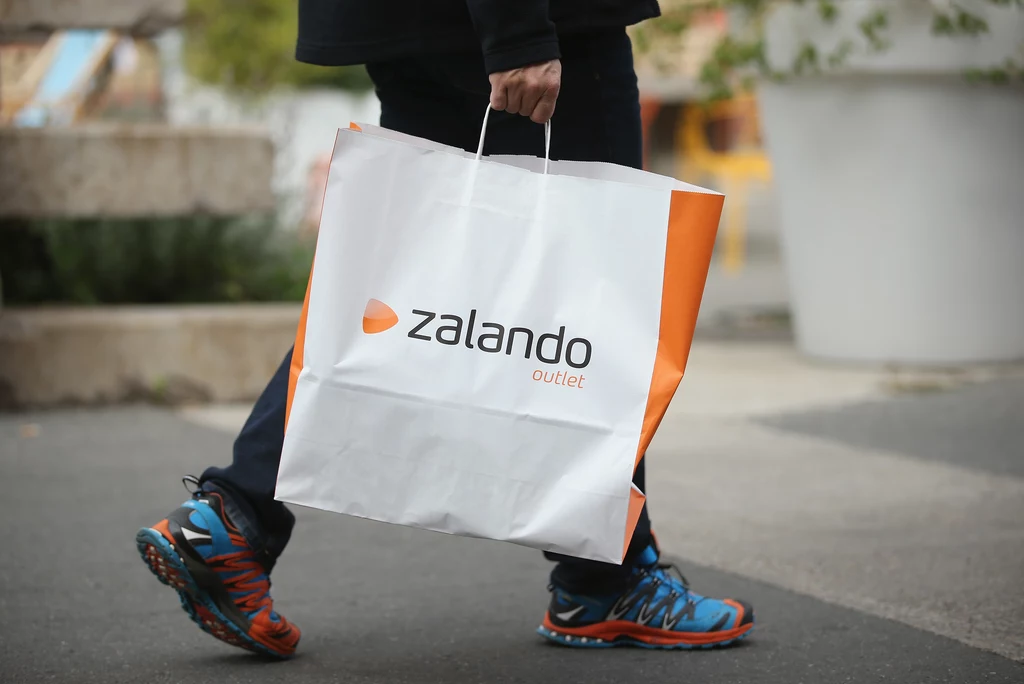 Dziennikarskie śledztwo wykazało, że niemiecki gigant odzieżowy Zalando nie do końca realizuje swoje obietnice jeśli chodzi o zrównoważone zwroty produktów. Wykryto, że niektóre produkty pokonują tysiące kilometrów w ciężarówkach i nigdy nie wracają do sprzedaży 