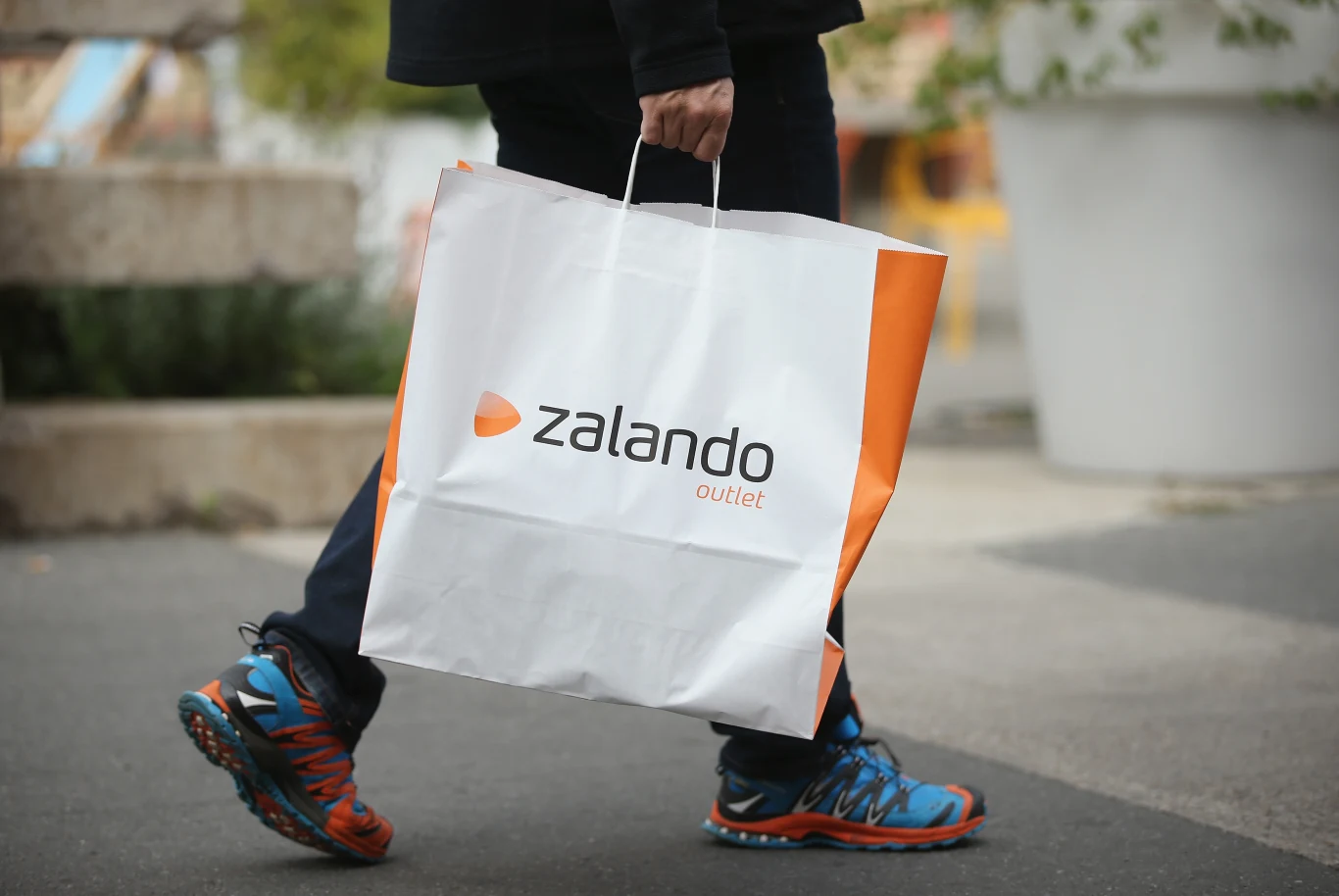 Dziennikarskie śledztwo wykazało, że niemiecki gigant odzieżowy Zalando nie do końca realizuje swoje obietnice jeśli chodzi o zrównoważone zwroty produktów. Wykryto, że niektóre produkty pokonują tysiące kilometrów w ciężarówkach i nigdy nie wracają do sprzedaży Dziennikarskie śledztwo wykazało, że niemiecki gigant odzieżowy Zalando nie do końca realizuje swoje obietnice jeśli chodzi o zrównoważone zwroty produktów. Wykryto, że niektóre produkty pokonują tysiące kilometrów w ciężarówkach i nigdy nie wracają do sprzedaży