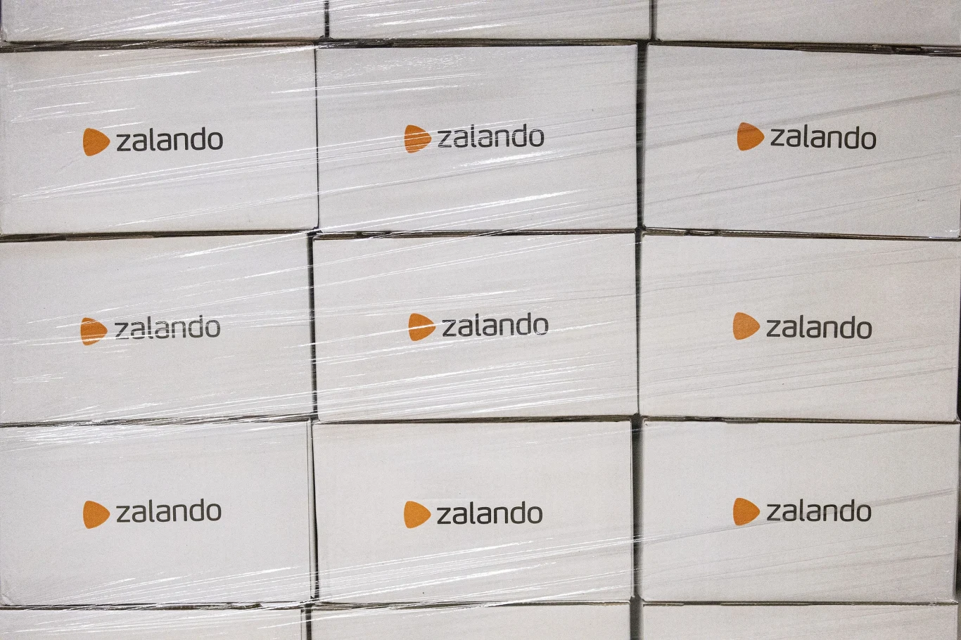 Tylko w 2021 r. na Zalando złożono aż 250 mln zamówień. Co niemiecki gigant robi ze zwróconą odzieżą? Tego nie udało się do końca ustalić Tylko w 2021 r. na Zalando złożono aż 250 mln zamówień. Co niemiecki gigant robi ze zwróconą odzieżą? Tego nie udało się do końca ustalić