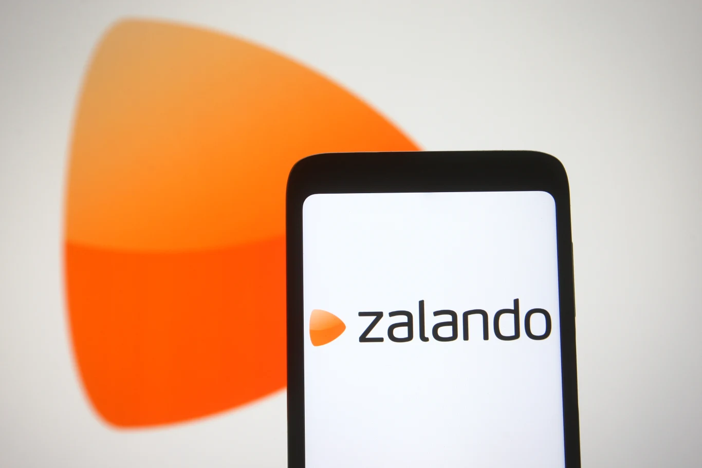 Zalando deklaruje, że 97 proc. zwrotów trafia do ponownej sprzedaży. Dziennikarze z Niemiec ustalili, że to nieprawda Zalando deklaruje, że 97 proc. zwrotów trafia do ponownej sprzedaży. Dziennikarze z Niemiec ustalili, że to nieprawda