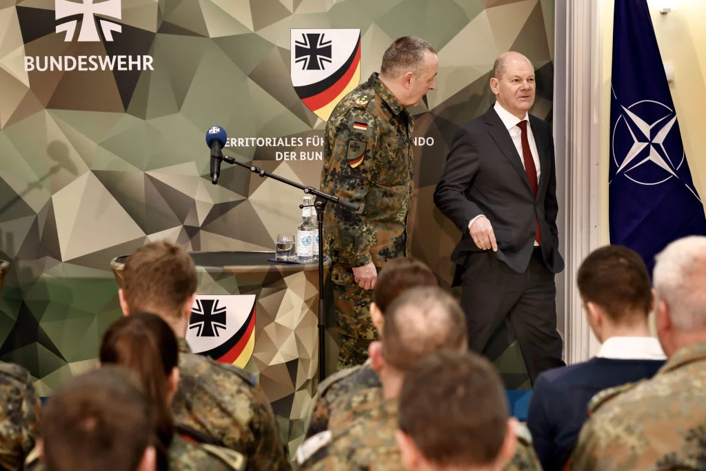 Kanclerz Niemiec Olaf Scholz z wizytą w dowództwie obrony terytorialnej Kanclerz Niemiec Olaf Scholz z wizytą w dowództwie obrony terytorialnej