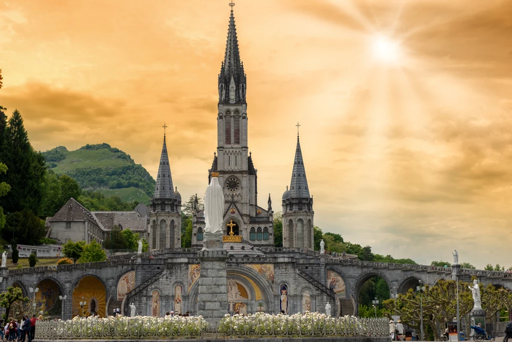 Miejsce religijnego kultu w Lourdes to dziś przepych i bogactwo 