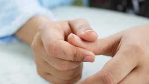 Przy smartfonowym kciuku pojawiają się m.in. ból i dyskomfort podczas zginania i prostowania palca oraz obrzęk