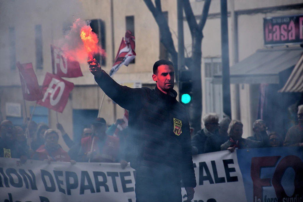 Jeden z protestujących przeciwko zmianom w systemie emerytalnym Jeden z protestujących przeciwko zmianom w systemie emerytalnym