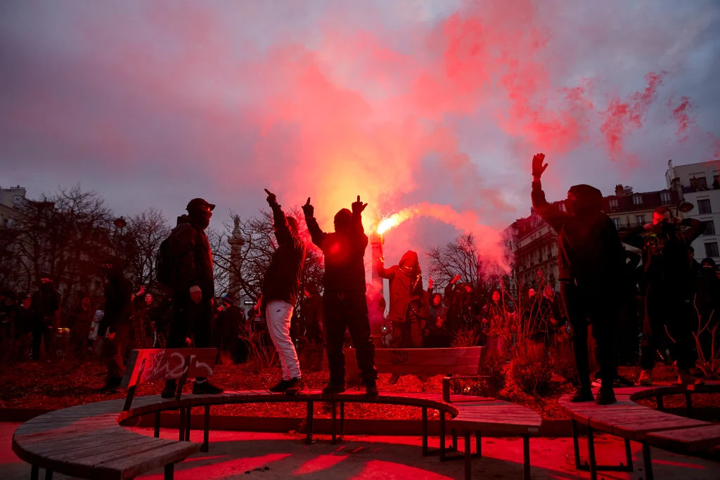 Protestujący w Paryżu przeciwko reformie emerytalnej Protestujący w Paryżu przeciwko reformie emerytalnej