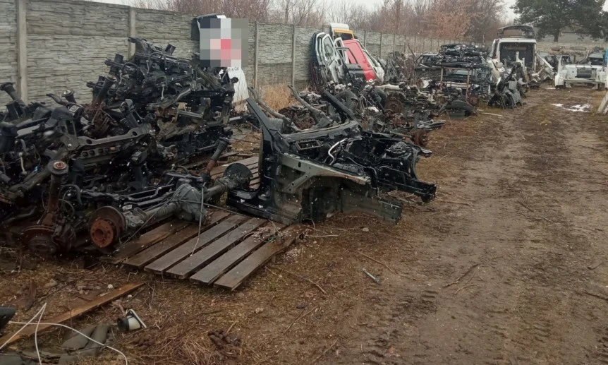 Dziupla samochodowa w warsztacie. Dziupla samochodowa w warsztacie.