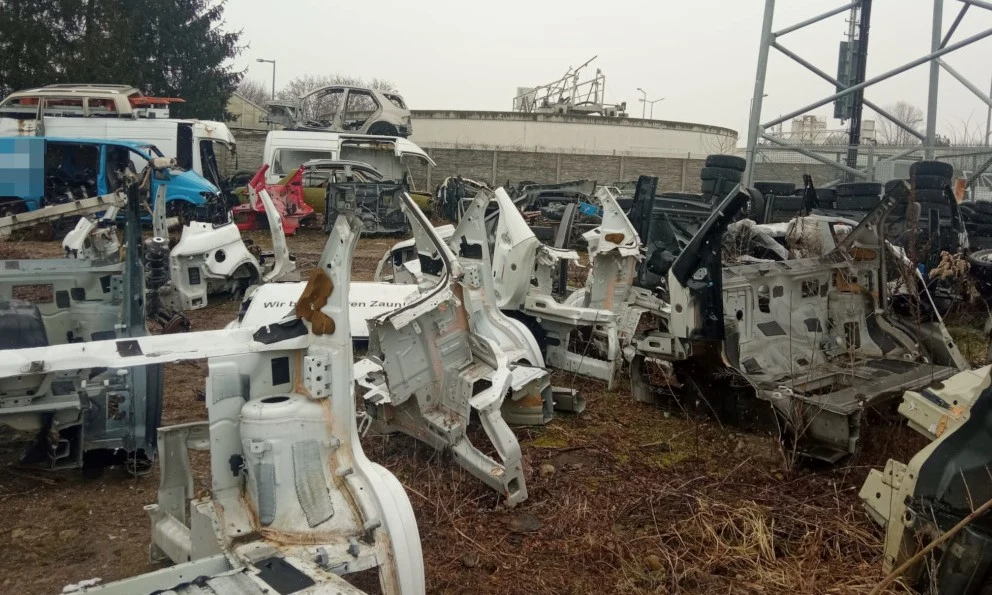 Dziupla samochodowa w warsztacie. Dziupla samochodowa w warsztacie.