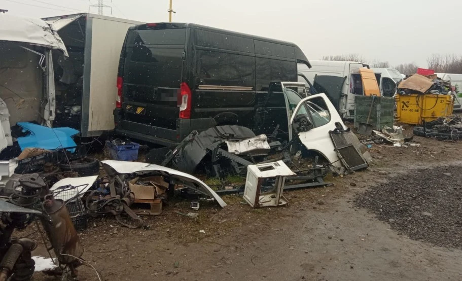 Dziupla samochodowa w warsztacie. Dziupla samochodowa w warsztacie.