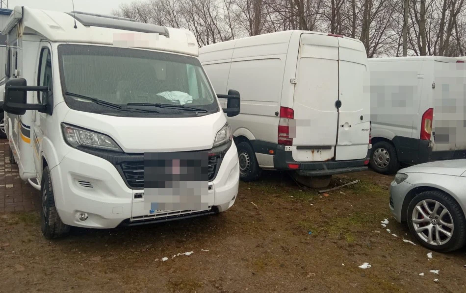 Dziupla samochodowa w warsztacie. Dziupla samochodowa w warsztacie.