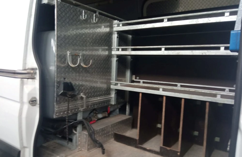 Dziupla samochodowa w warsztacie. Dziupla samochodowa w warsztacie.