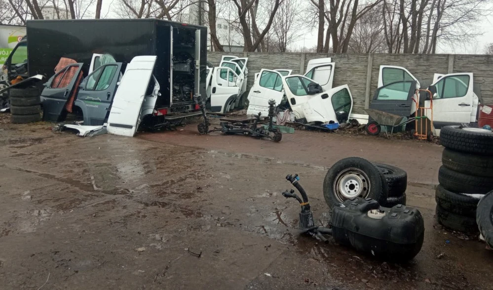 Dziupla samochodowa w warsztacie. Dziupla samochodowa w warsztacie.