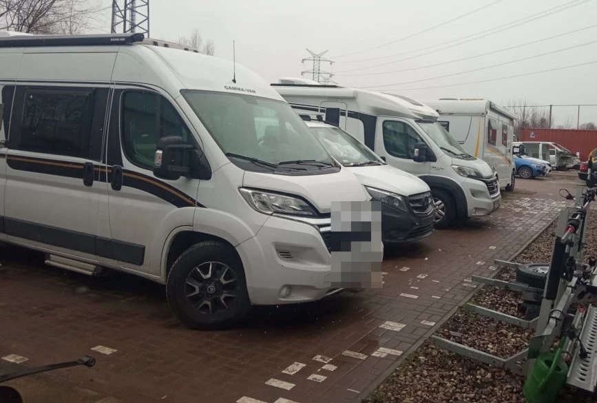 Dziupla samochodowa w warsztacie. Dziupla samochodowa w warsztacie.